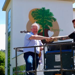 li. Krainerhütte-Gastgeber Roland Hirtenfelder und re. Graffiti-Künstler Daniel Rappitsch