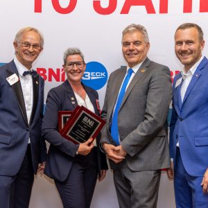 v.l.n.r. Harald Kotterer, Geschäftsführer BNI Oberösterreich, Preisträgerin Gudrun Neumann (Neuartig Werbung + Design), Konditormeister Leo Jindrak und Michael Mayer, BNI-Nationaldirektor für Österreich und Deutschland