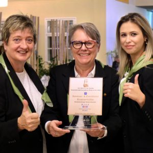Das Krainerhütte Team mit der Auszeichnung als beliebtestes Seminarhotel Niederösterreichs