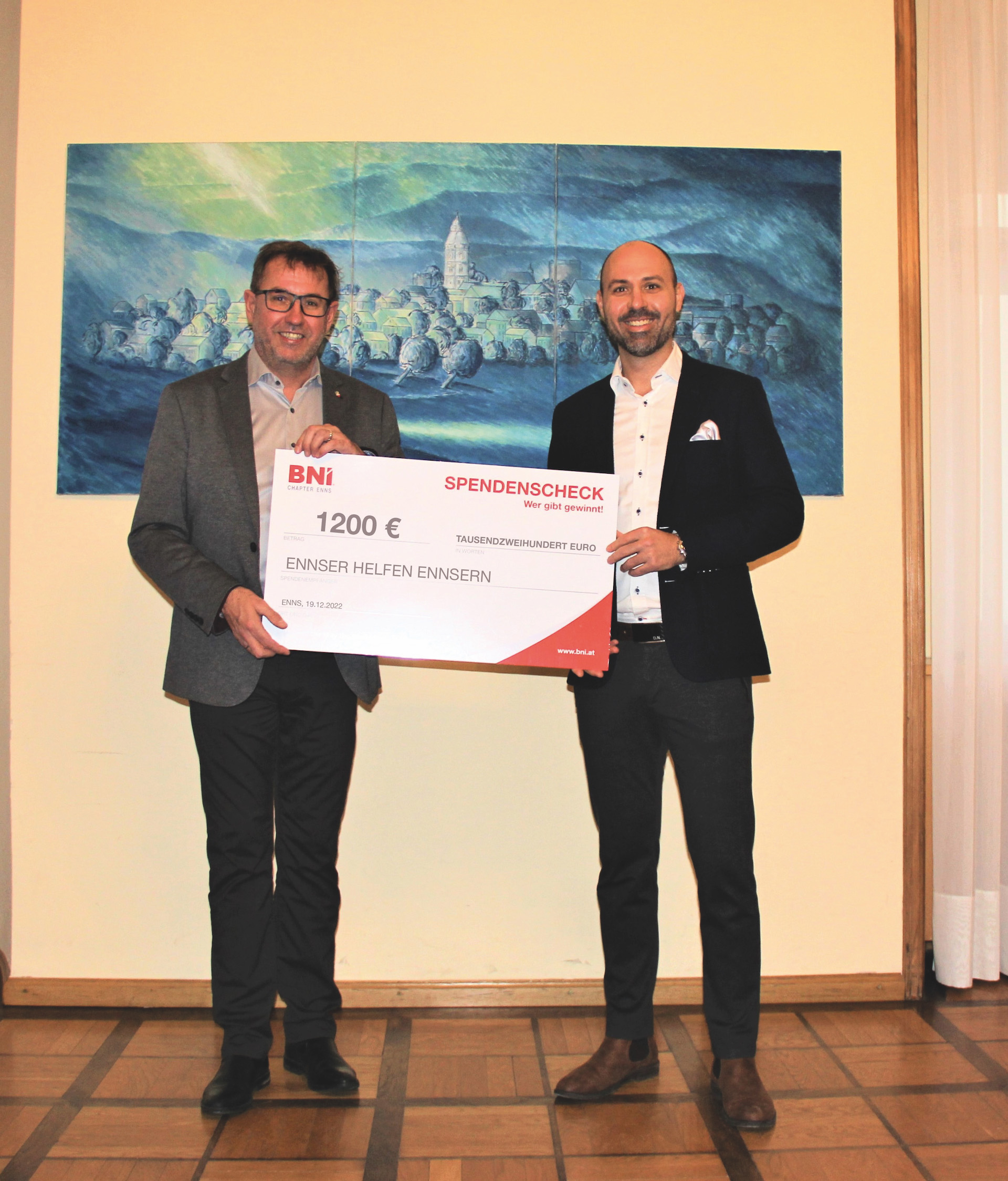 Bürgermeister Christian Deleja-Hotko bei der Spendenübergabe mit BNI Enns Direktor Dieter Nachbargauer (Sachwert Immobilien-Investments)