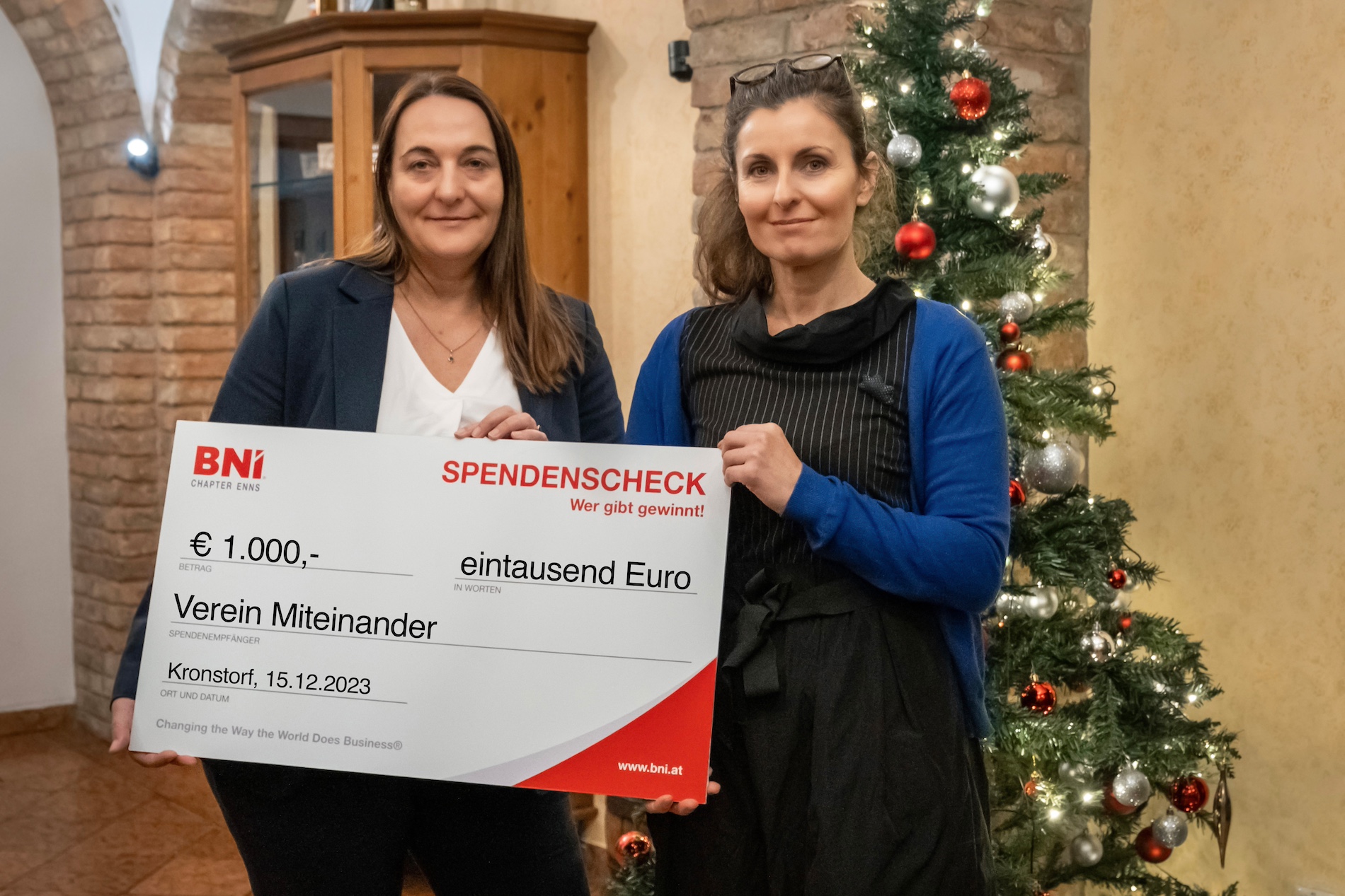 Gabriele Buchegger (li.), Direktorin bei BNI Enns überreicht den Spendencheck an Nicole Keplinger-Sitz vom Verein Miteinander