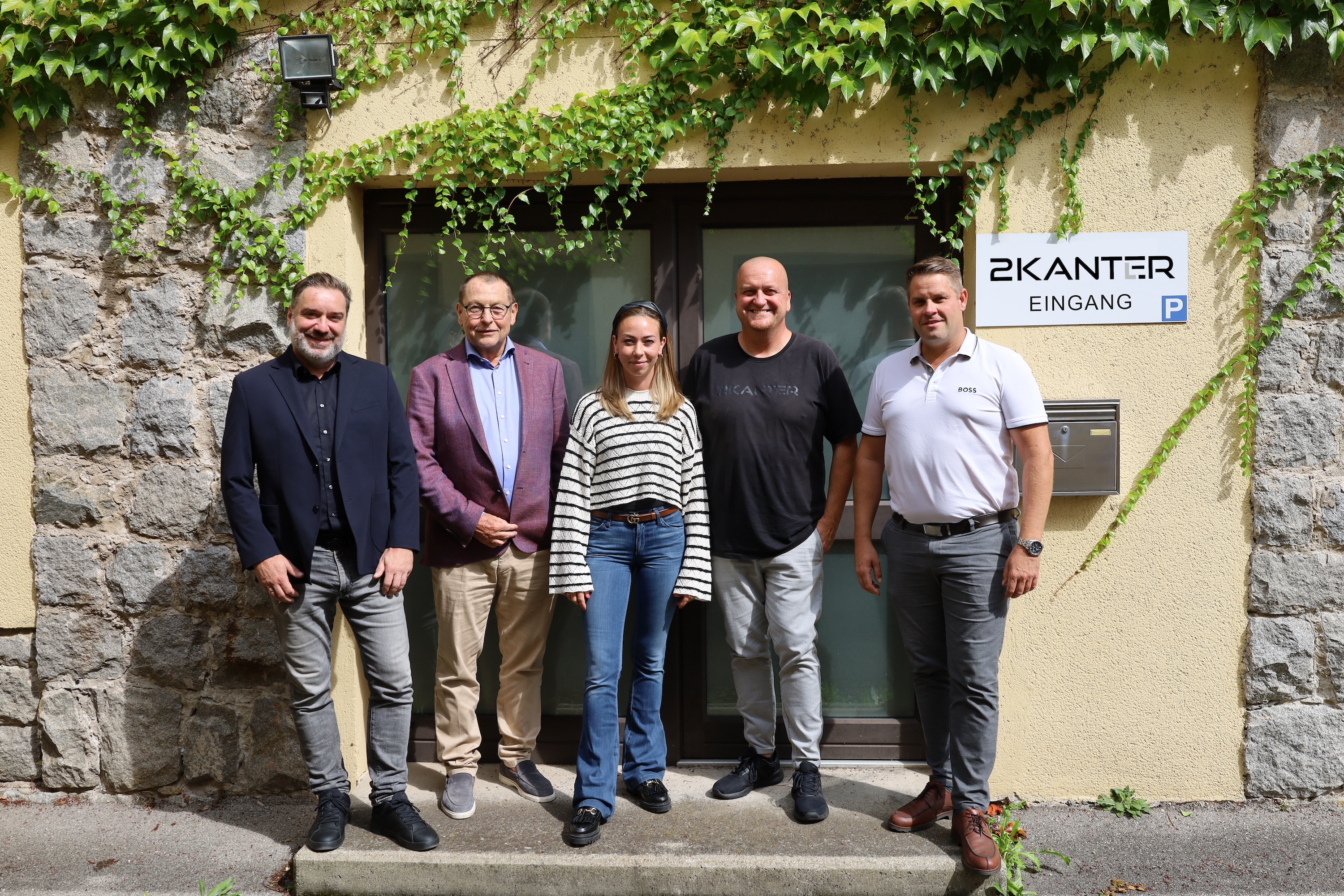 Eingang zum neuen „2kanter Co-Working-Studio“; im Bild v.l.n.r. St. Georgens Bürgermeister Andreas Derntl, Franz und Antonia Hentschläger (Geschäftsführung Hentschläger Bau), Gernot Neuhauser (Eigentümer „2kanter“ in Engerwitzdorf und Betreiber des neuen Standorts) und Daniel Kremplbauer (Geschäftsführung Hentschläger Bau) (©2kanter, Abdruck honorarfrei)