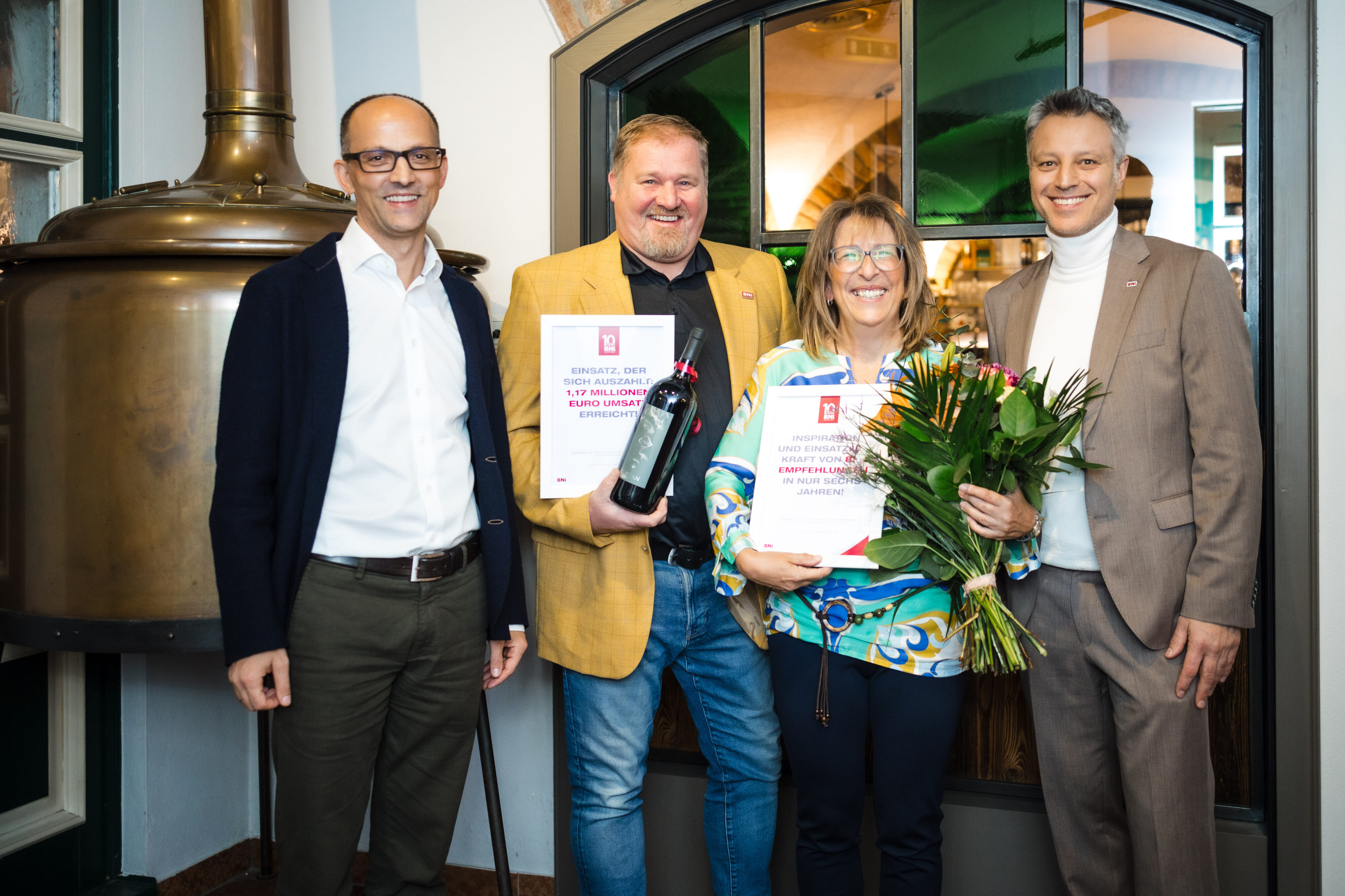 Kurt Kurzbauer und Petra Schober (Mitte) wurden für ihr Engagement geehrt. Im Bild mit Andreas Auer, aktueller Direktor des Unternehmerteams (li.), und BNI OÖ-Geschäftsführer Pascal Plangger (re.) (©Markus Schneeberger, Abdruck honorarfrei)