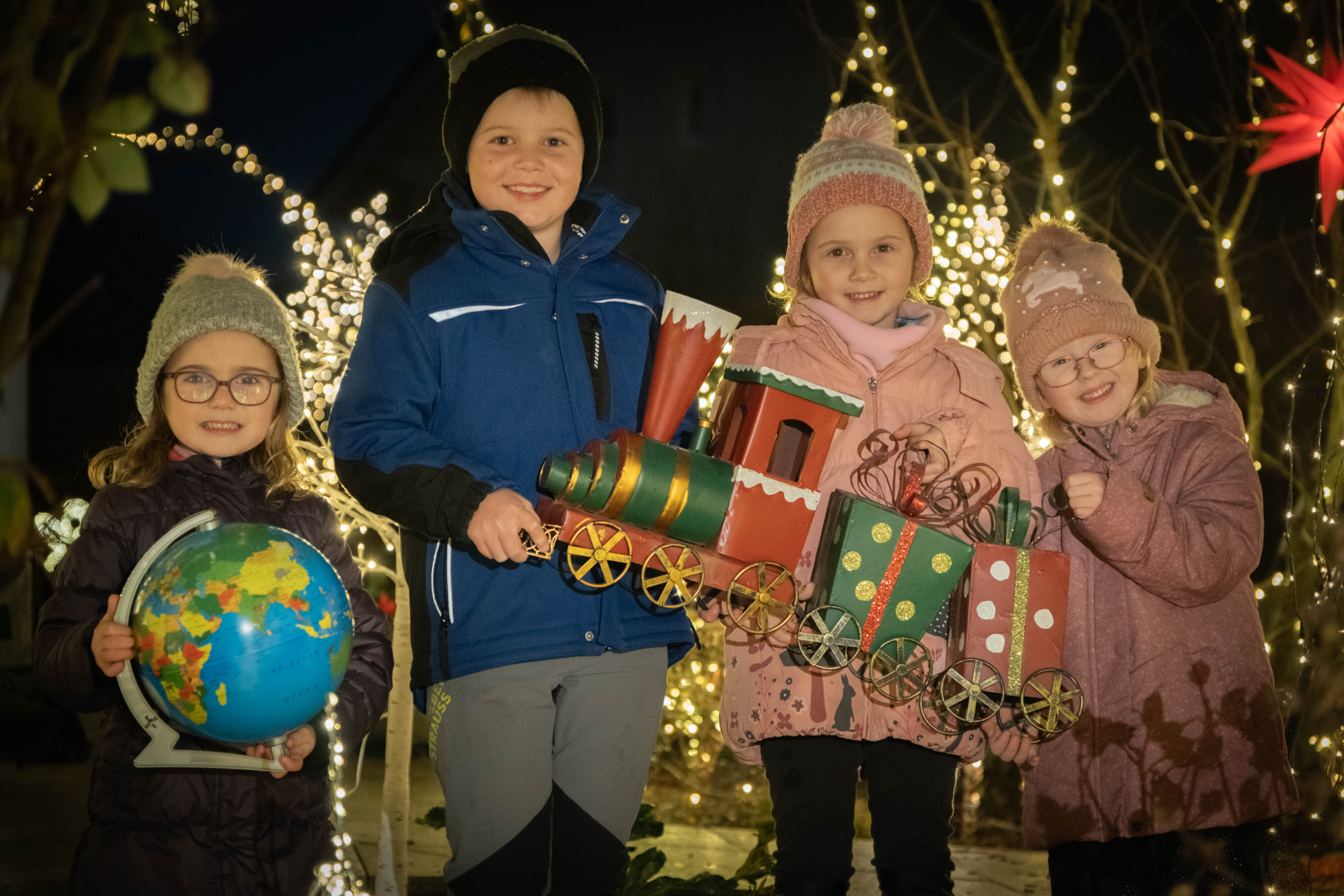 Flora, Clemens, Hannah und Diana (v.l.) freuen sich auf ihre Reise um die Welt mit Lisa und dem magischen Weihnachtszug (©brunbauer, Abdruck honorarfrei)