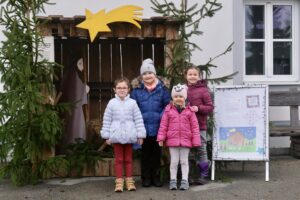Flora, Anna, Miriam und Hannah (v.l.) haben es gemeinsam mit dem kleinen Stern schon zur Krippe geschafft und die Adventstimmung genossen. (©brunbauer, Abdruck honorarfrei)