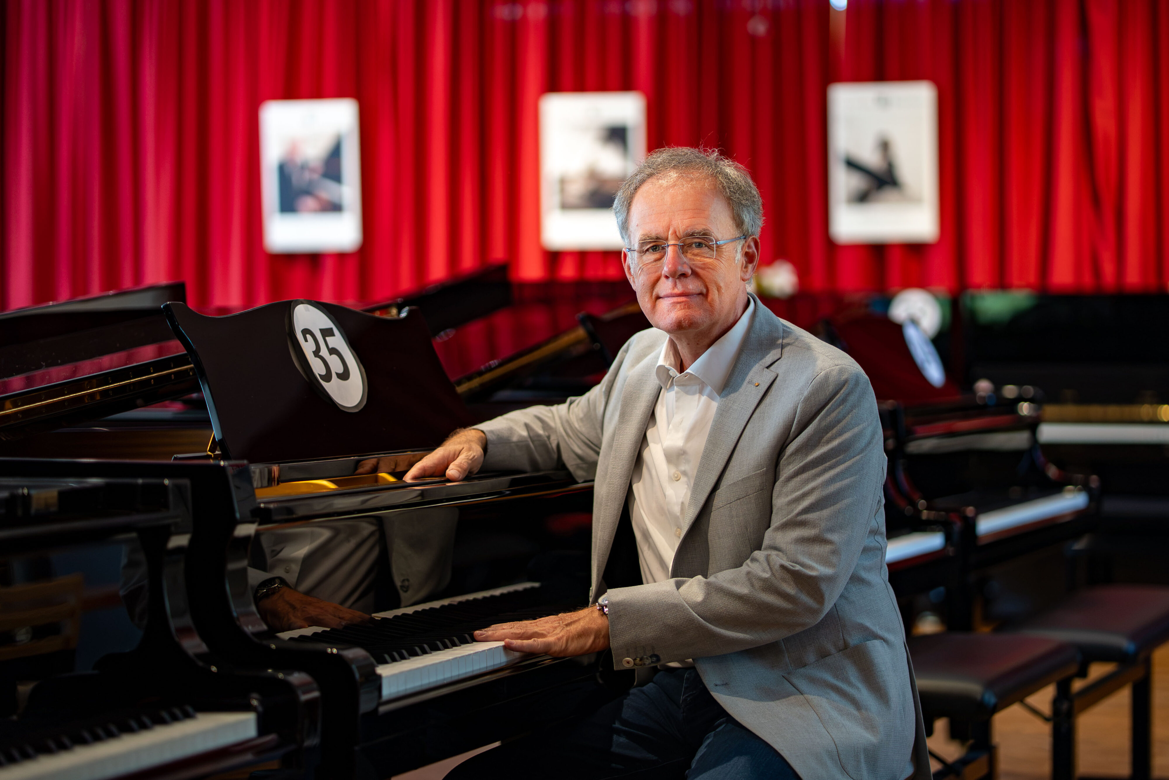 Bruno Weinberger (Klavierhaus Weinberger) am Jubiläumsklavier Nummer 35
